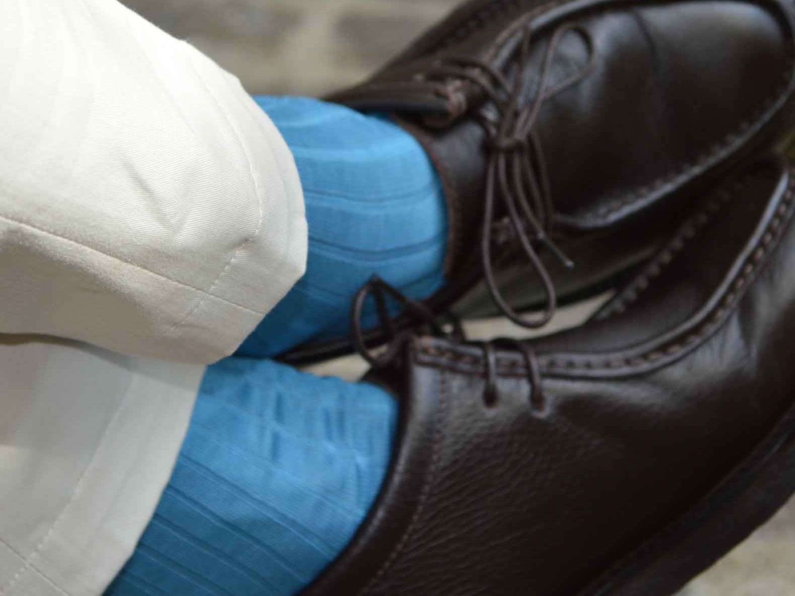 chaussettes-montantes-mi-bas-unies-bleu-ciel-en-pur-fil-d'écosse-remaillées-à-la-main-pour-hommes